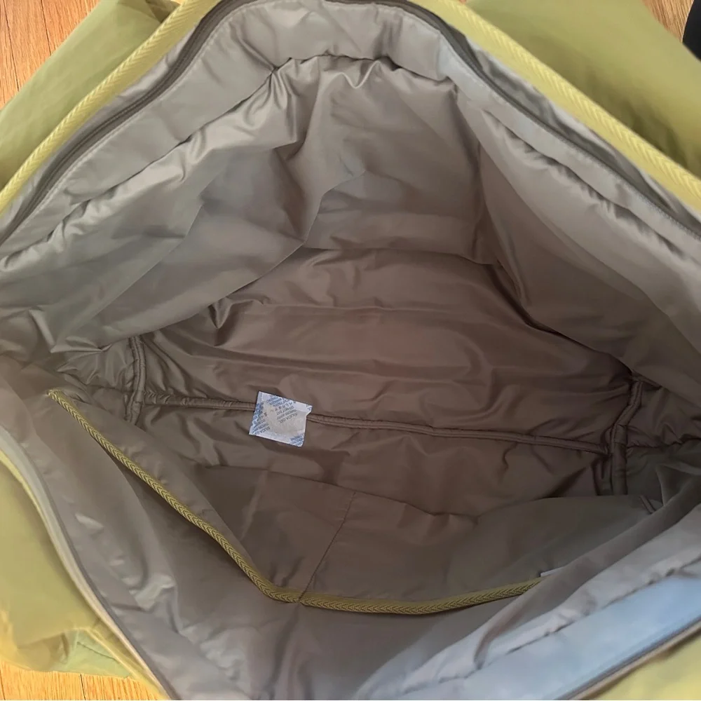 Everlane Quilted Weekender Bag in Moss Green, NWT